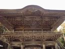 清水寺楼門正面上層部、凝った木組や懸魚の鳳凰の彫刻が目につきます