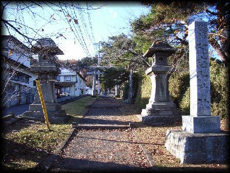 配志和神社参道正面に設けられた石造社号標と大燈篭